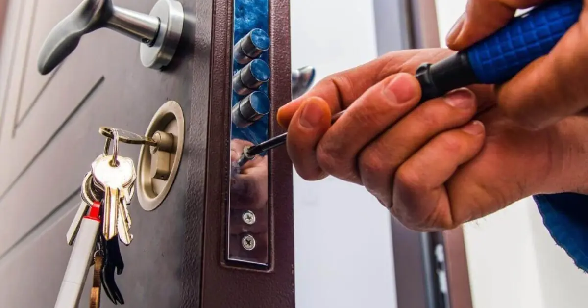 A professional mobile locksmith in Auckland explaining a clear and transparent price quote to a homeowner before starting work.